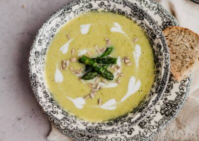 Zuppa di piselli secchi e asparagi