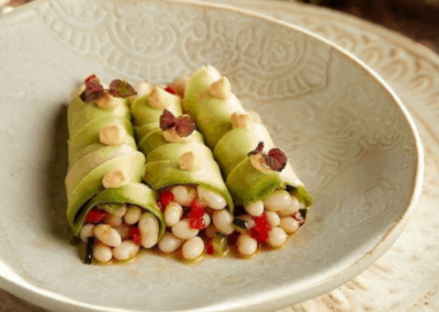 CANELONES DE AGUACATE RELLENOS DE JUDÍAS Y MAYONESA DE ROMESCO