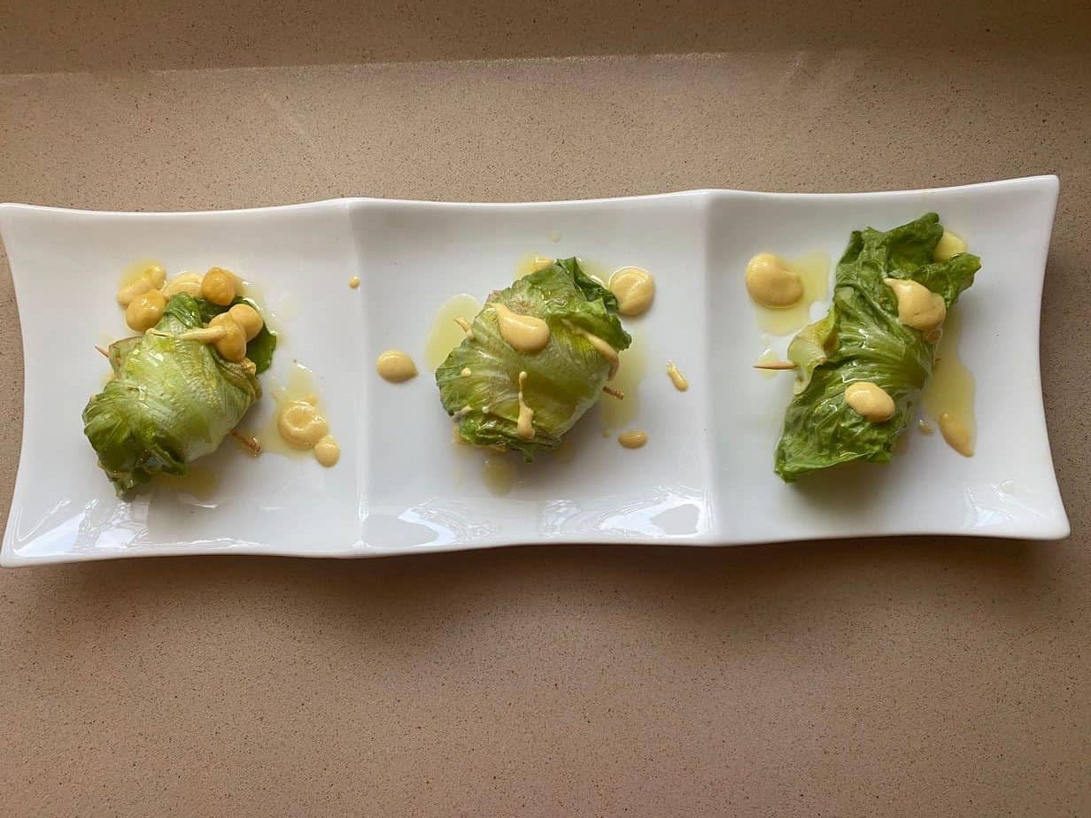 Wrap de lechuga con garbanzos al curry, emulsión de mostaza y verduras