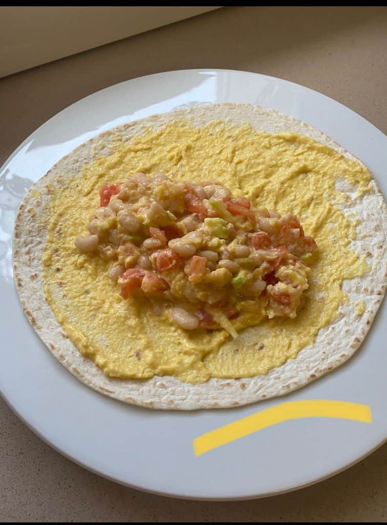 Burritos rellenos de alubias con hummus de maíz