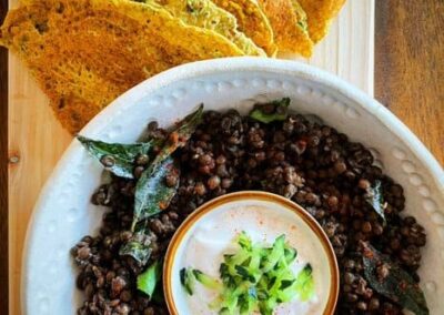 Lentejas caviar especiadas con raita de pepino