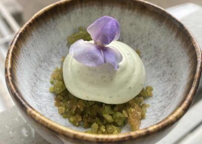 MOUSSE DE GUISANTES CON CRUMBLE DE GUISANTES