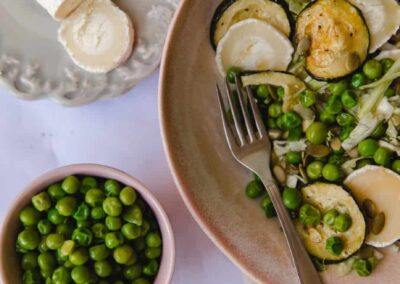 Ensalada de calabacín con guisantes, chévre y miel