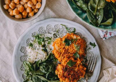 Buñuelos de garbanzos y zanahoria con arroz al cilantro