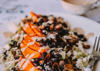 Bol de alubias negras con boniato asado y salsa de tahini