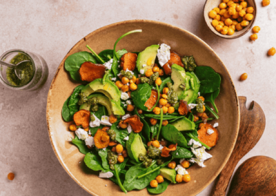 Warm salad with crunchy chickpeas and parsley pesto