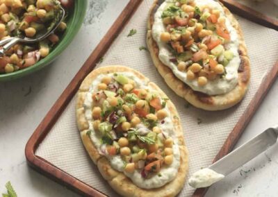 PITA CON TZATZIKI Y GARBANZOS PICANTES