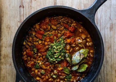 Guiso de alubias borlotti con pesto de zanahoria