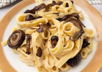 Pasta con champiñones y crema de alubias