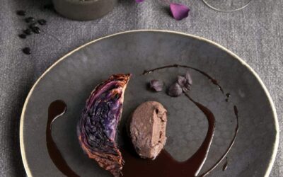 Cavolo rosso arrosto, purea di fagioli neri con un tocco di anice stellato e demi-glace di verdure