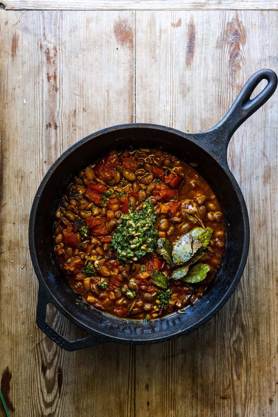 GUISADO DE FEIJÃO BORLOTTI COM PESTO DE PONTAS DE CENOURA